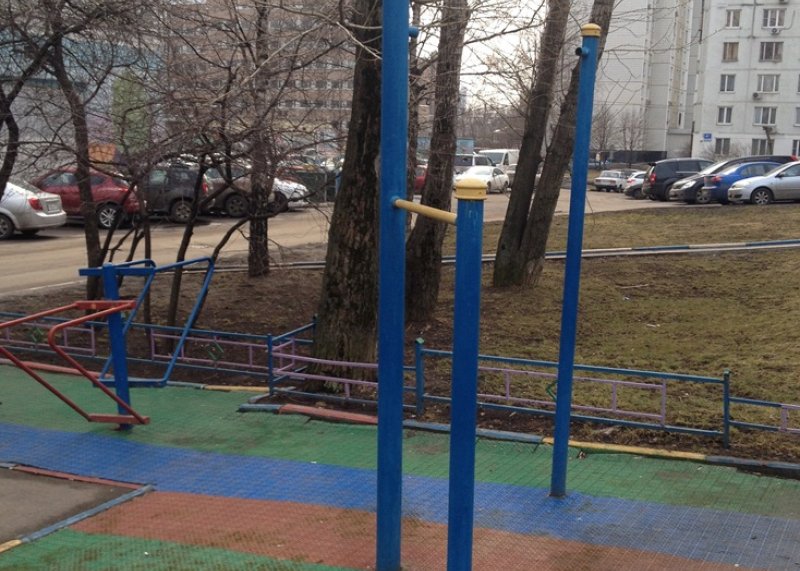 Площадка для воркаута в городе Москва №2061 Маленькая Современная фото